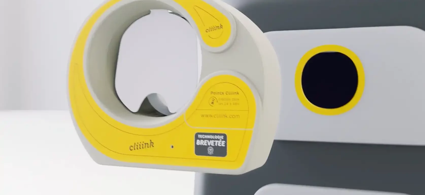 Portfolio d'Imagisto présentant un montage vidéo fait avec After Effects du dispositif Cliiink® du tri du plastique et canettes en métal.