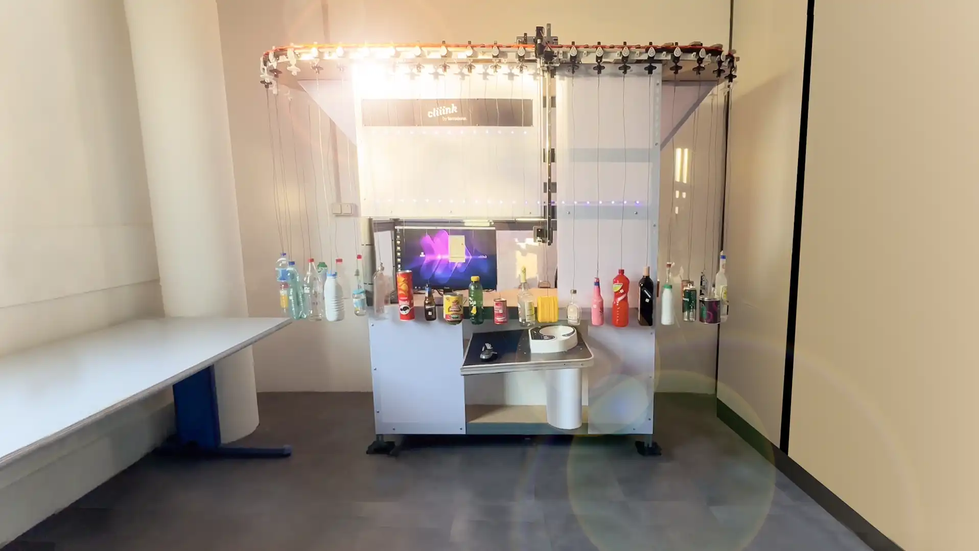 Montage vidéo réalisé sous Adobe Première présentant un prototype de caractérisation du verre, plastique et métal.