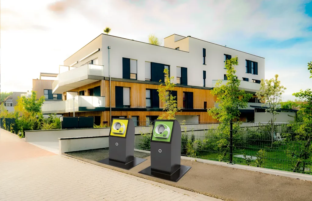 Portfolio en communication visuelle pour Terradona. Dispositifs Cliiink® de tri du verre et de du tri du plastique et canettes disposés à l'entrée d'une résidence et intègrent un habillage fait avec des stickers.