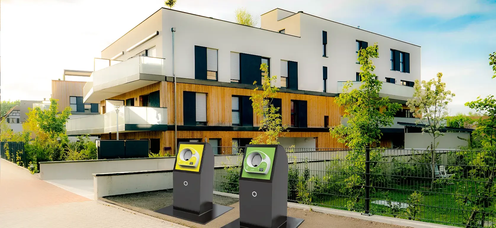 Portfolio en communication visuelle pour Terradona. Dispositifs Cliiink® de tri du verre et de du tri du plastique et canettes disposés à l'entrée d'une résidence et intègrent un habillage fait avec des stickers.